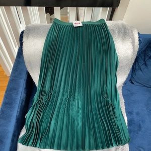 H&M emerald green pleated skirt